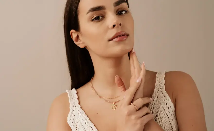 Choker na szyi - co oznacza i jak go nosić?