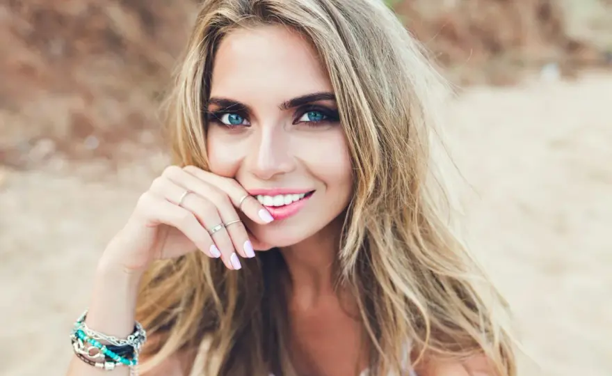 Blondynka i niebieskie oczy - jakie kolory ubrań wybrać?